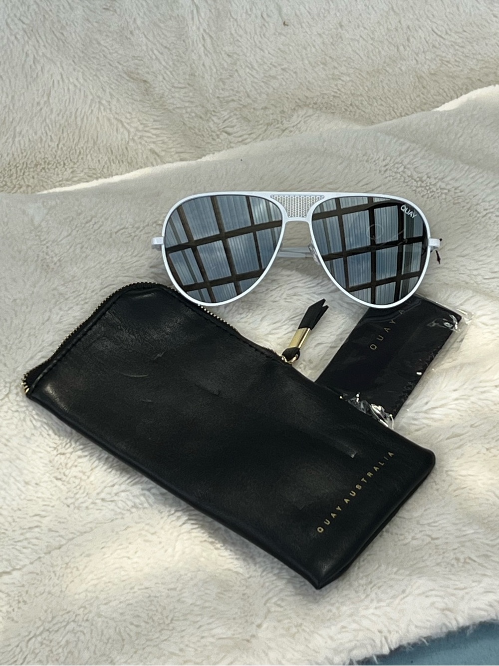 NWT Quay Australia White Metal Frame Sunglasses with Black LeatherToiletry Pouch